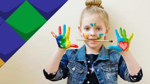 Das Mädchen hat bunte Hände.