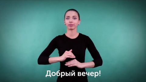 Die Frau gebärdet in Ukrainischer Gebärdensprache