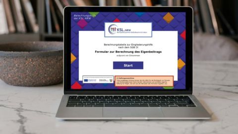 Blick auf die geöffnete Berechnungshilfe an einem Laptop-Bildschirm auf einem Schreibtisch