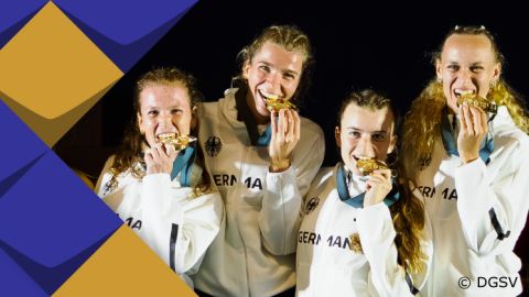 Vier stehende Frauen von links nach rechts: Sheila Schlechter, Delia Gaede, Tessa Lange, Jelisa Gräf.