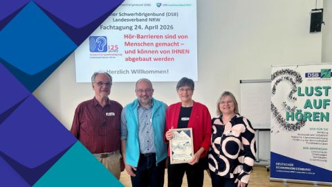 Auf dem Foto stehen die Personen von links nach rechts: Herr Böttgers, Herr Hesselmann, Frau Schmidt, Frau Cebulla (KSL-MSi-NRW). Im Hintergrund ist die Präsentationsfolie mit dem Titel "Fachtagung" sichtbar.