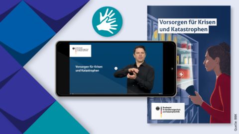 Das Bild von der Broschüre mit einer Frau ist zu sehen. Sie hat die Taschenlampe in der Hand. Im Haus ist dunkel. Neben dem Bild ist Smartphone mit einem DGS-Darsteller. Er überstzt die Inhalte in DGS. Oben befindet sich ein Symbol: Gebärdensprache