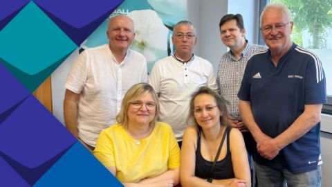 Die Personen stehen von links nach rechts: R.Cebulla, H.Cakir, M.Bureck, J.Seipke, Z.Balaban und A.Cebulla. Im Hintergrund ist ein Roll-up zu sehen.