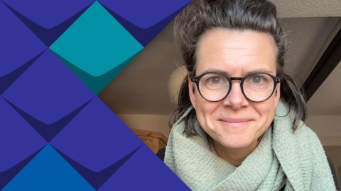Auf dem Foto ist Frau Magdalena Grzyb zu sehen. Sie hat eine rote Brille, dunkle Haare und trägt einen Schal um den Hals.