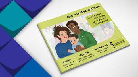 Die Broschüre "Eine neue Welt verstehen" - Erstinformationen für Eltern von Kinder mit Hörbehinderung. Die Eltern sind mit hörbehindertem Kind zu sehen.