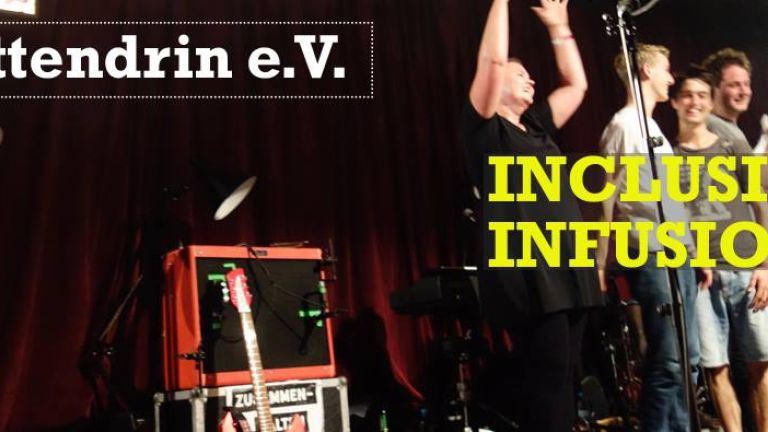 5 Personen stehen auf einer Bühne. Eine Dolmetscherin steht neben ihnen. Auf dem Bild steht Inclusion Infusion