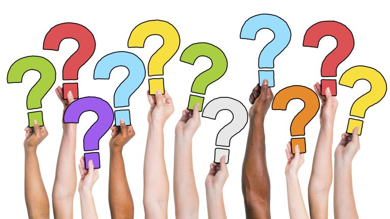 Mehrere Hände halten Fragezeichen hoch