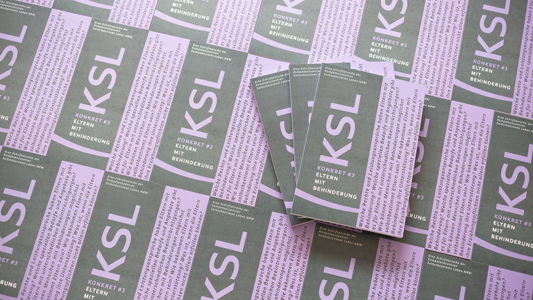 Foto mehrerer Ausgaben der Broschüre KSL-Konkret #3 Eltern mit Behinderung