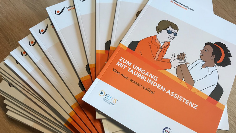 Stapel der Broschüre "Umgang mit Taubblindenassistenz"