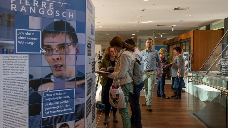 Gäste besuchen die Wanderausstellung zum  Persönlichen Budget