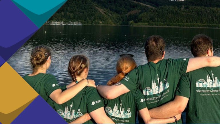 Fünf Menschen haben sich als Team untergehakt.