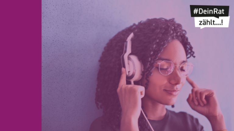 Foto von einer Frau, die Kopfhörer auf hat. Logo von DeinRatZählt