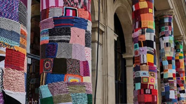 Yarn-Bombing an der Staatsoper Hannover