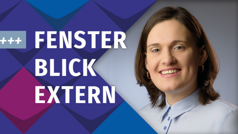 Ein Foto von Juristin Karoline Riegel eingebettet in bunte Kacheln der KSL.NRW/Darauf steht neu im Blog Fensterblick Extern