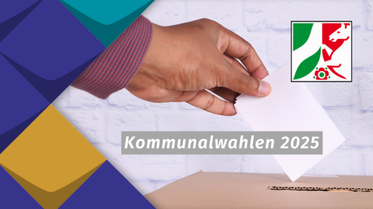 Eine Hand wirft einen Briefumschlag in eine Wahlurne. Darunter der Schriftzug Kommunalwahl 2025.